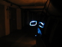 Detail podsvieteného zrkadla z vonku LP za tmy